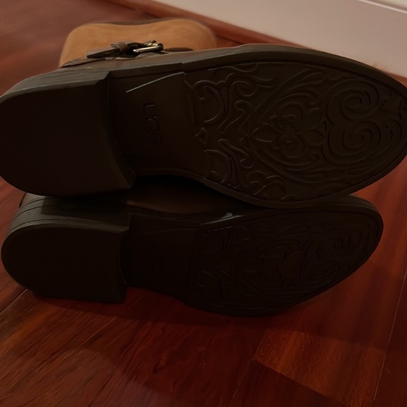 Ugg boots, women’s size 8, never worn. Brand new condition. - Picture 2 of 3